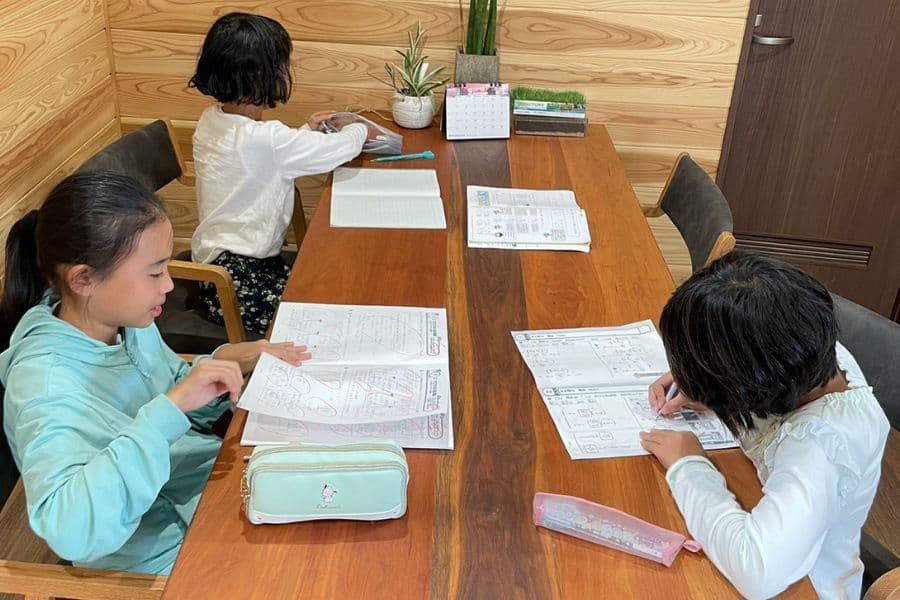 エムズサッカーアカデミーではクラブハウスで勉強も可能です