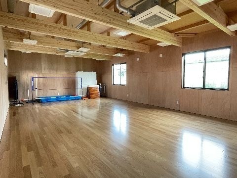 エムズフィールドの室内運動スペースと更衣室