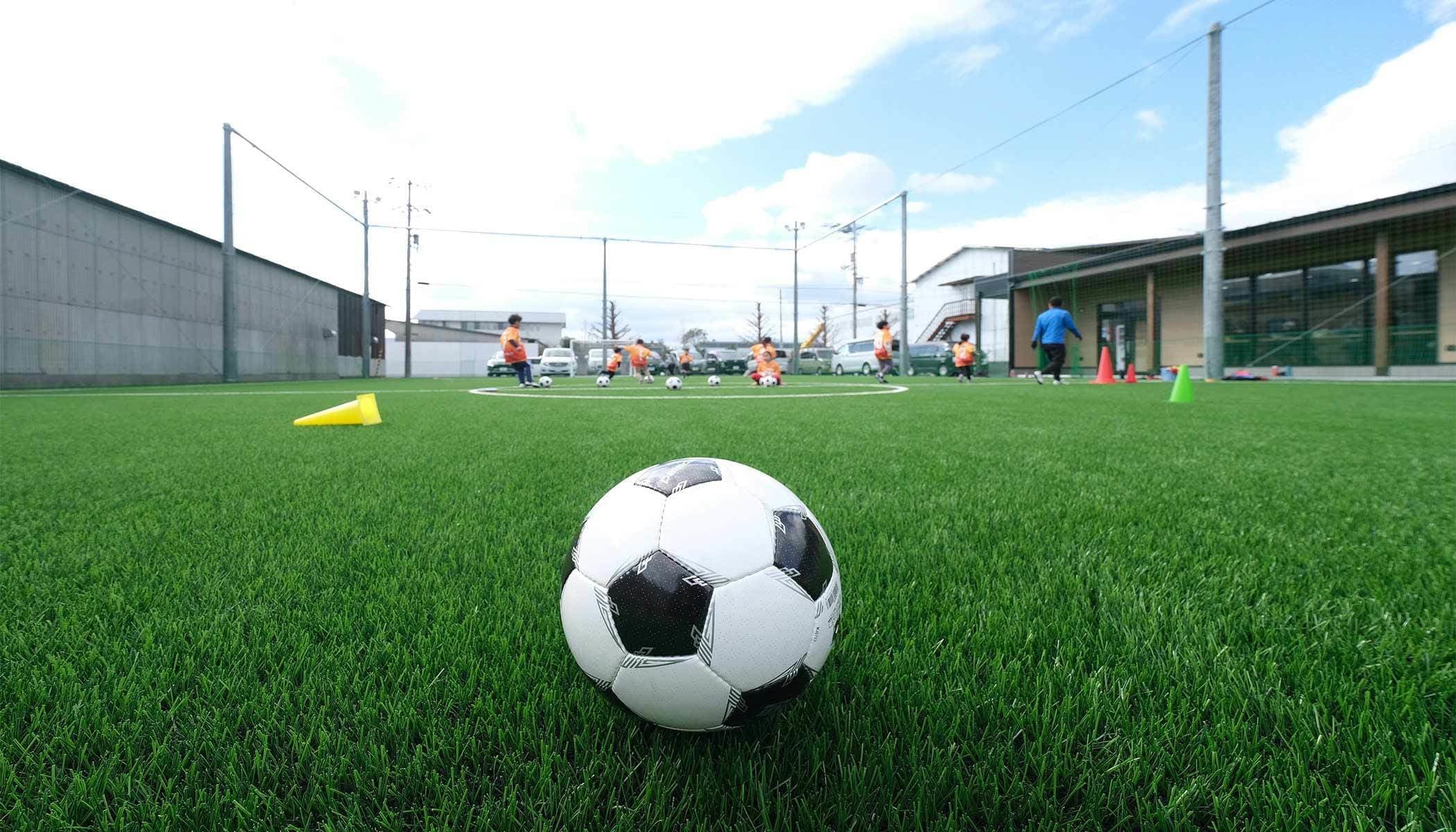 こだわりの人工芝で快適にプレーできます