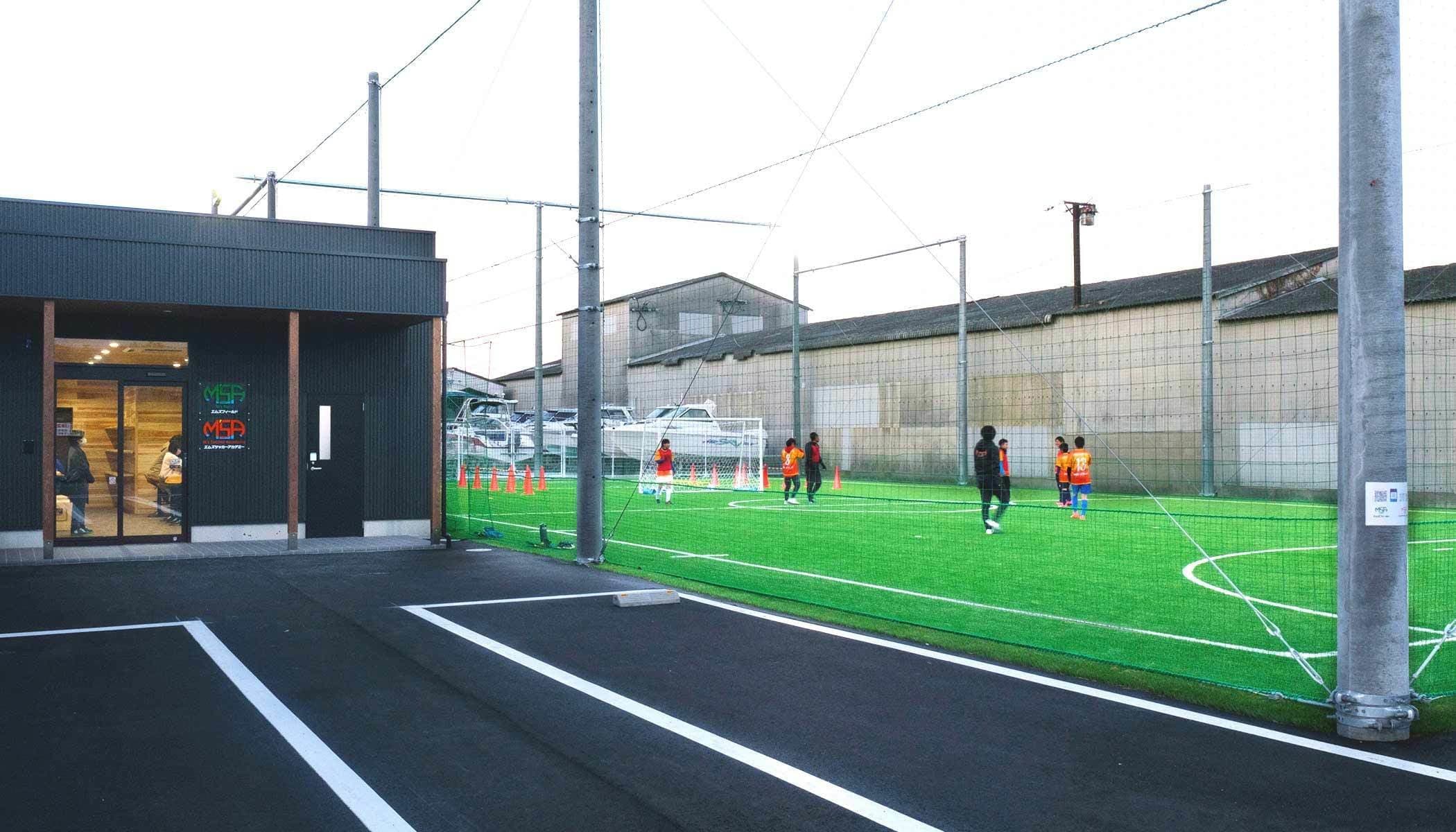 コートサイドには、クラブハウスのテラスがあり、くつろぐことができます