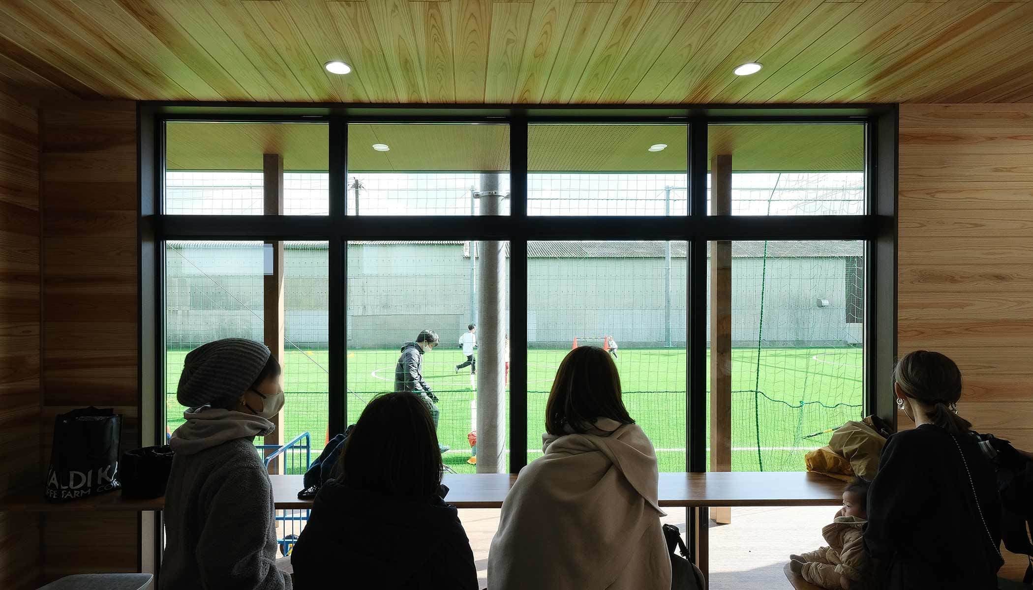 保護者はクラブハウスから見学が可能です