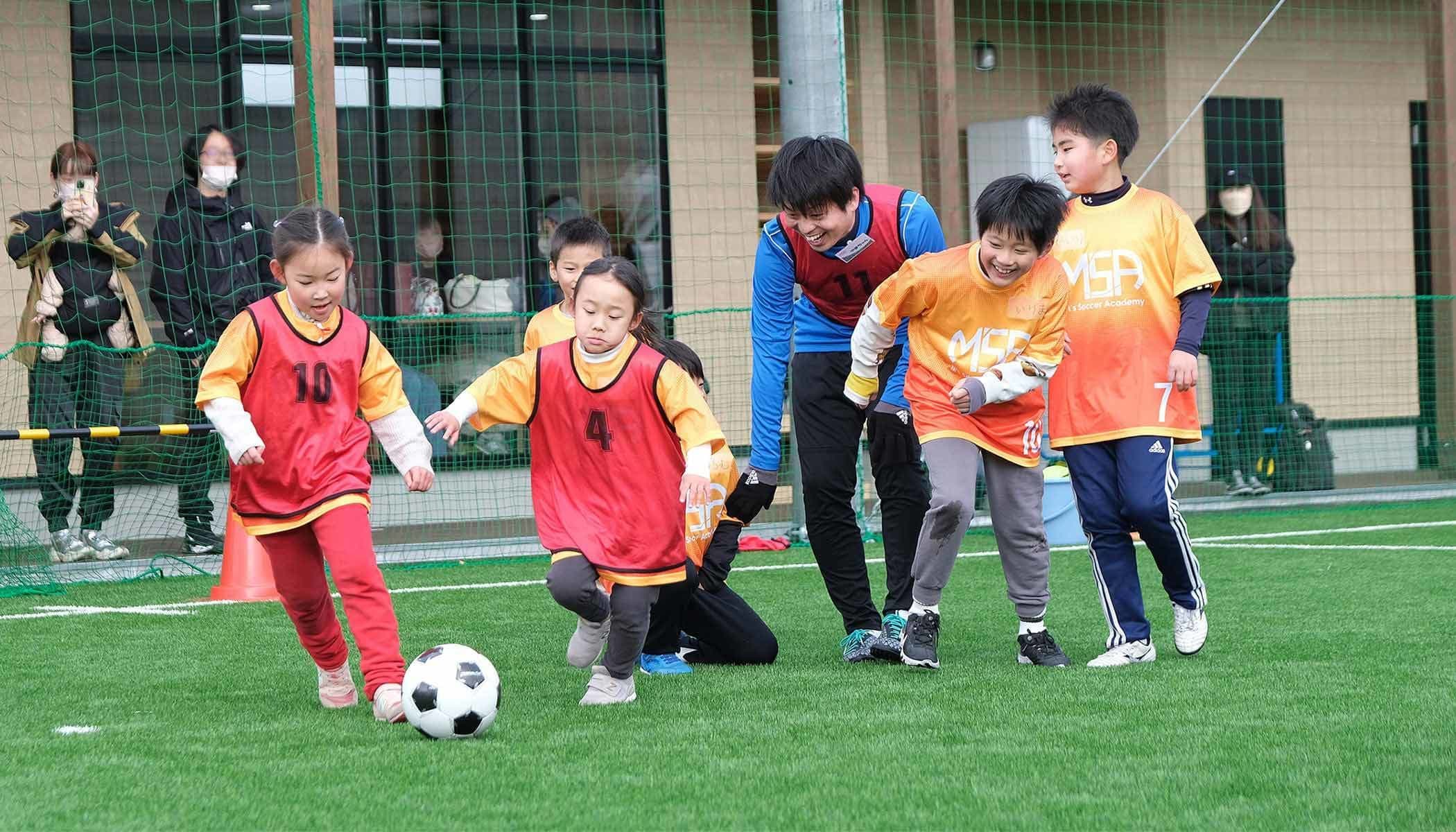 笑顔があふれるサッカー教室です